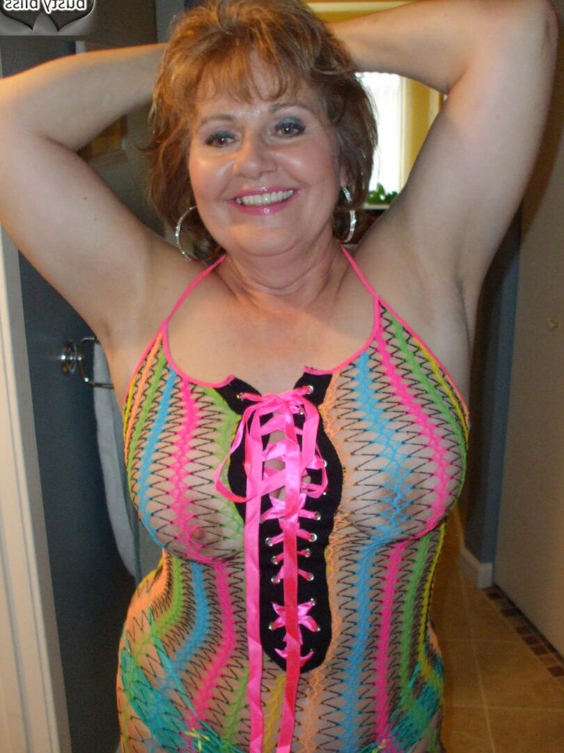 16P Busty Bliss, mamie rousse, expose sa chatte dans une robe transparente