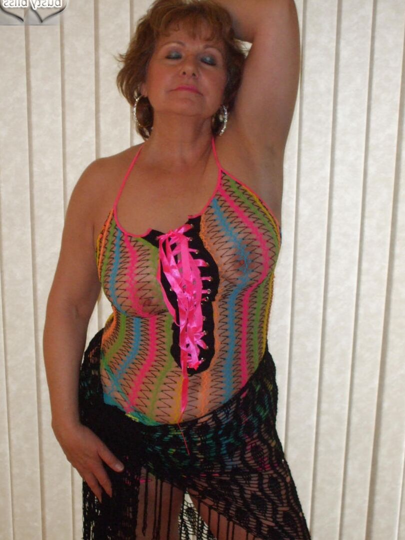 16P Busty Bliss, mamie rousse, expose sa chatte dans une robe transparente