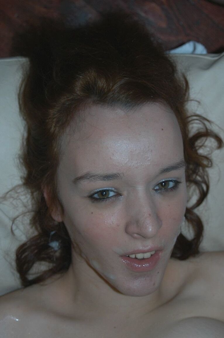 21P Adolescente picante y MILF rubia recibiendo corridas faciales y tragando esperma
