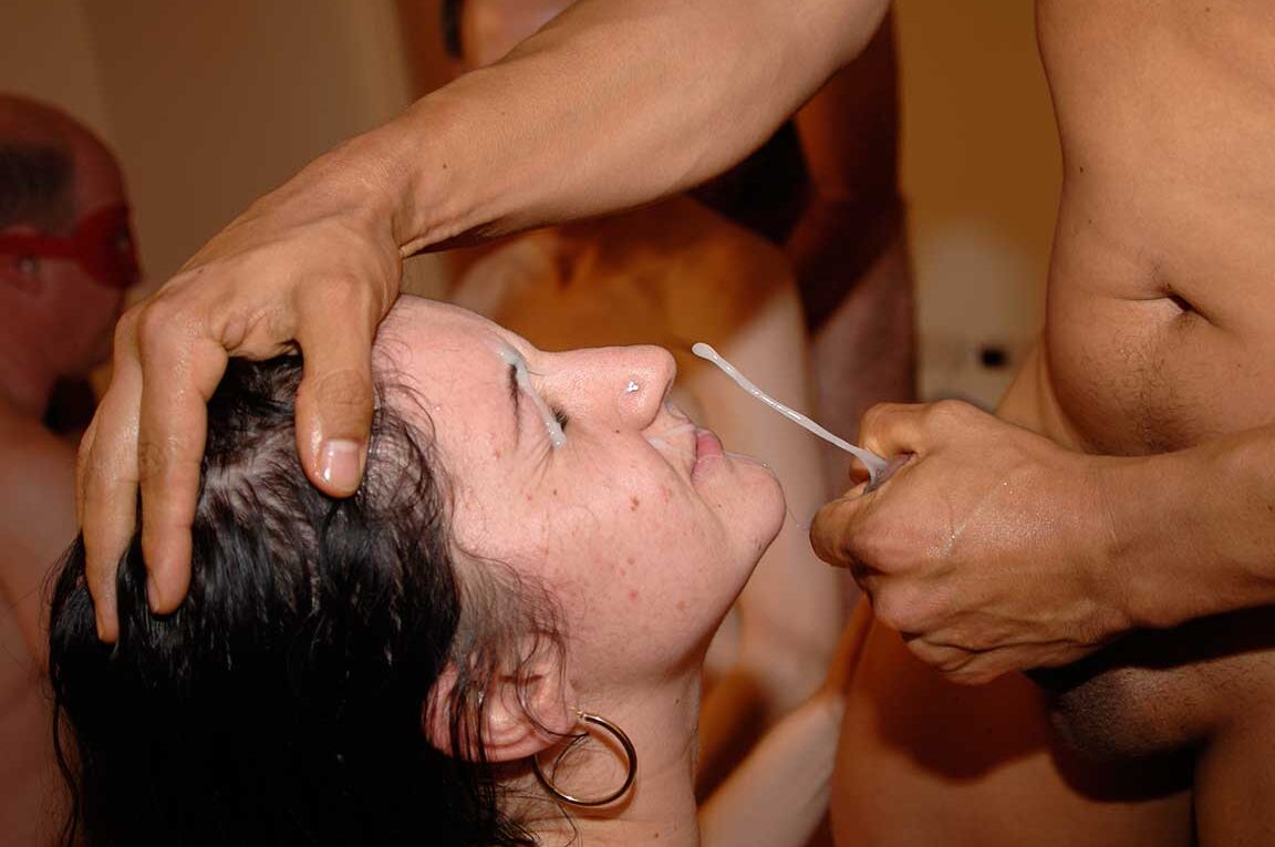 15P Garota amadora Kiera Pharell leva uma gozada facial durante sexo em grupo
