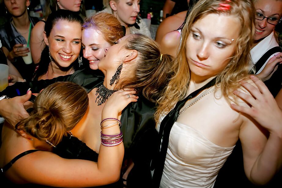 16P Verführerische Amateur-Babes stehen auf wilden Gruppensex auf der Hardcore-Party