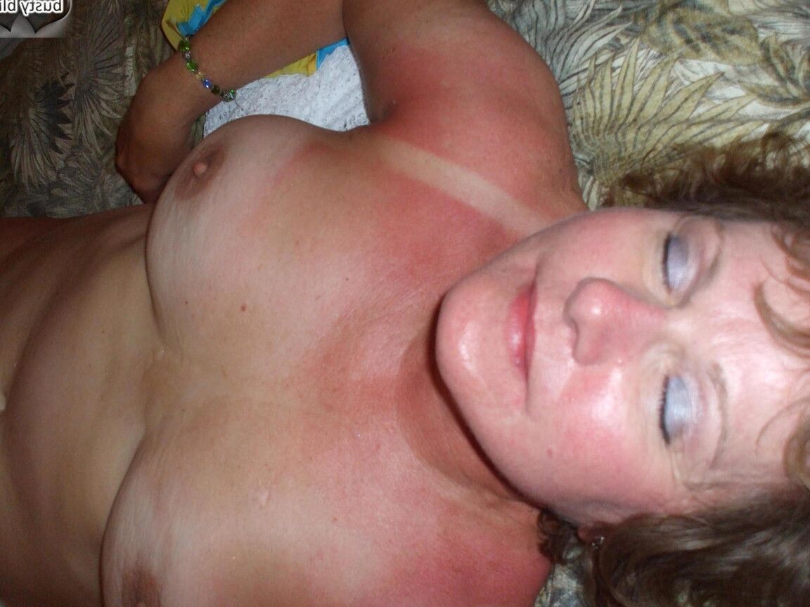 20P Зрелая женщина, Busty Bliss, полностью раздевается перед тем, как нанести сперму на ее сиськи