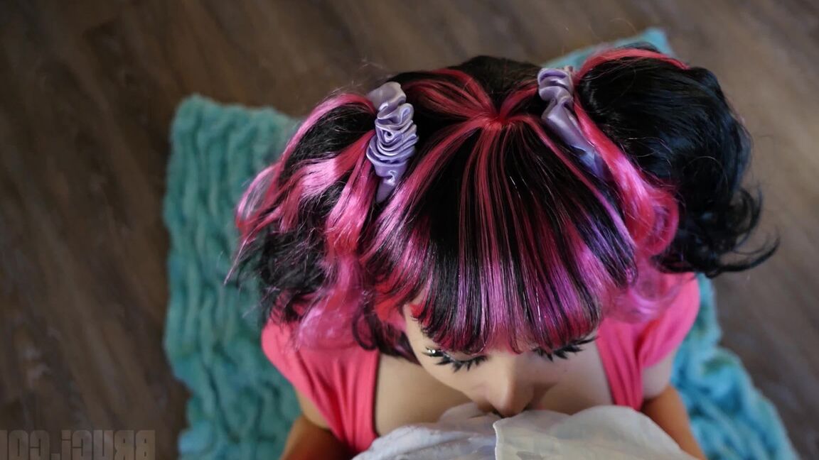 15P Peituda amadora Bryci sopra um pau estilo POV com o cabelo tingido de rosa