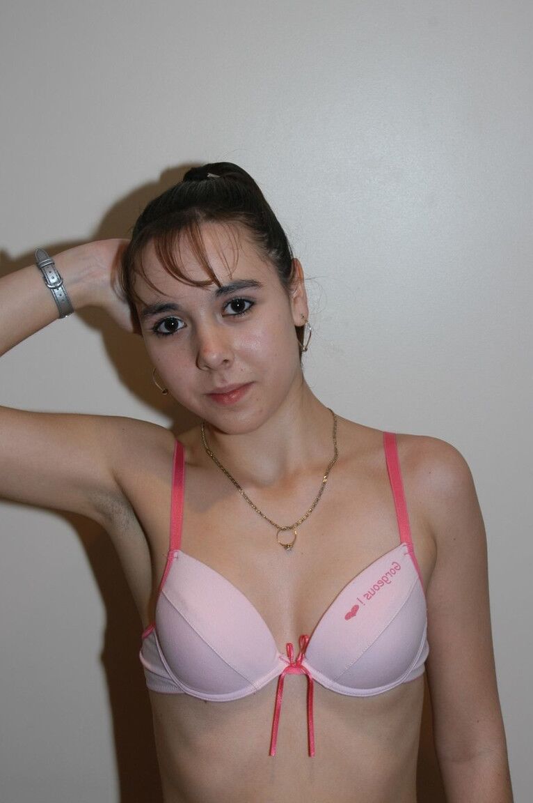 21P La douce amatrice Lita Phoenix montre ses seins et suce une érection pour un soin du visage