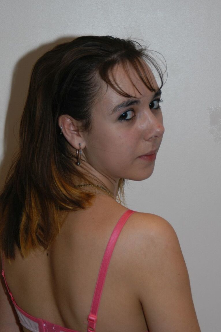 21P La douce amatrice Lita Phoenix montre ses seins et suce une érection pour un soin du visage