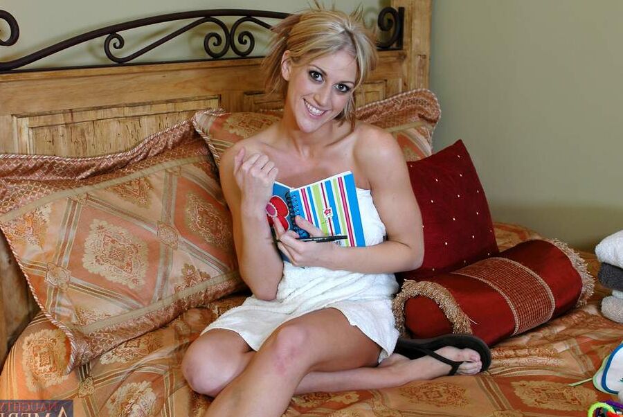 21P La superbe blonde Eve Laurence mange du sperme après une sodomie hardcore
