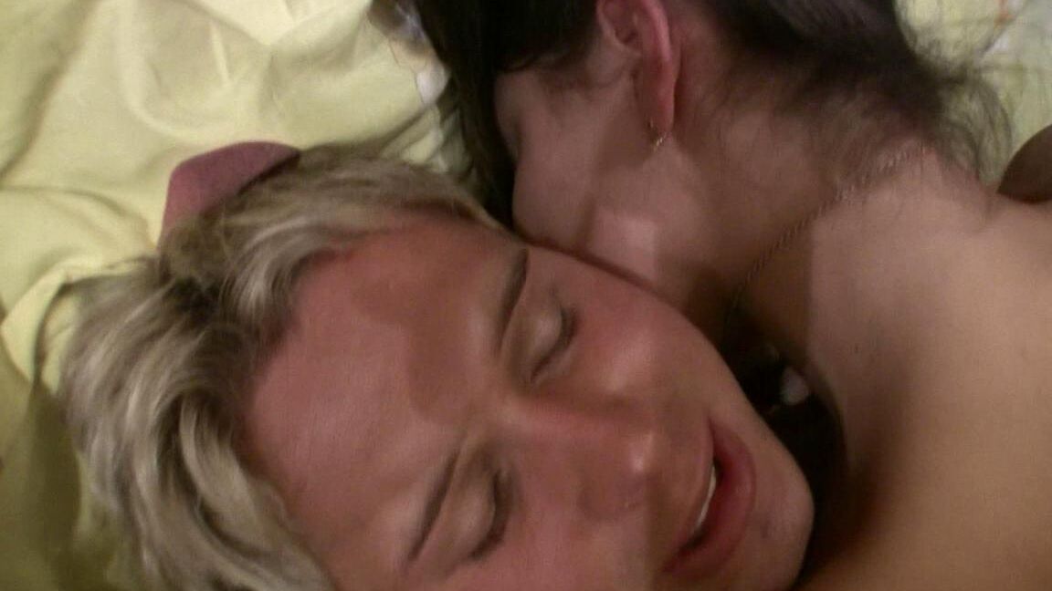 21P Adolescente sexy com peitos pequenos Tatyana é jogada na cama pela manhã