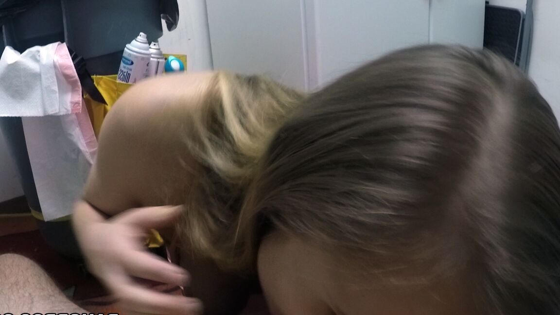 Das 21P-amerikanische Babe Layna Landry gibt einen fantastischen Blowjob, nachdem es ihre Titten gezeigt hat