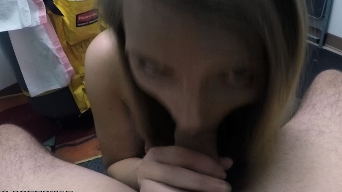 Das 21P-amerikanische Babe Layna Landry gibt einen fantastischen Blowjob, nachdem es ihre Titten gezeigt hat