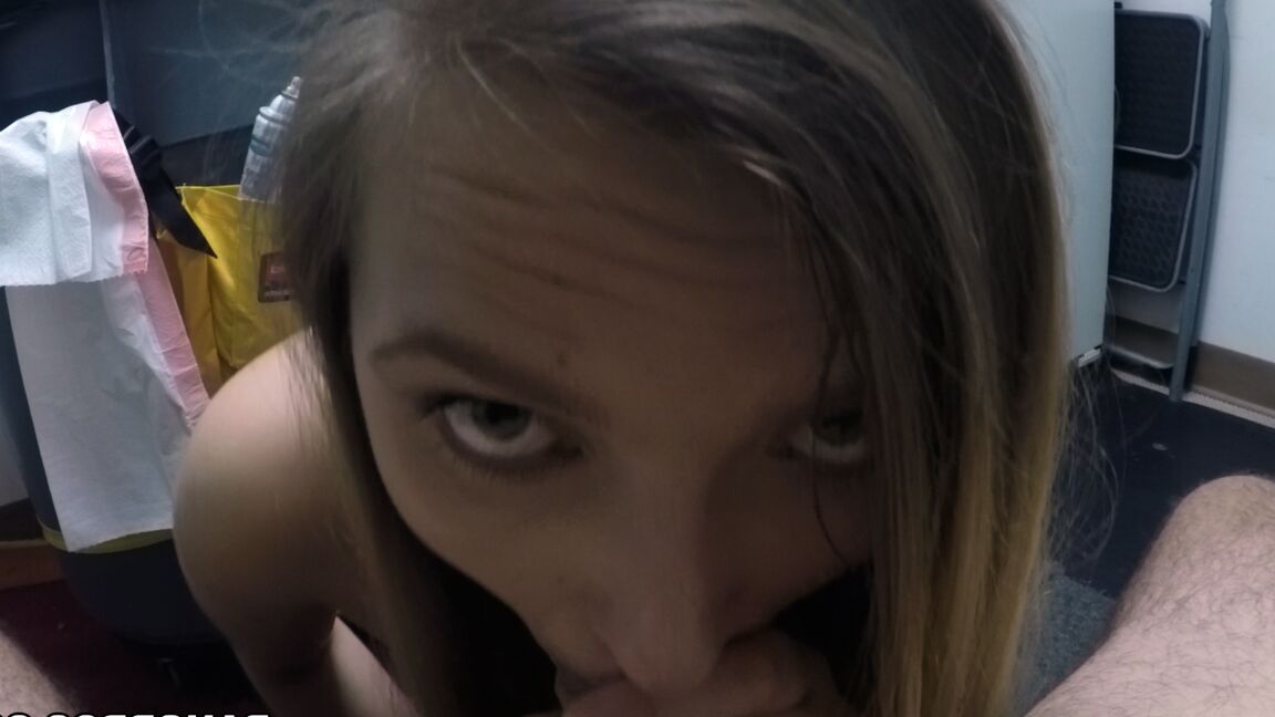 Das 21P-amerikanische Babe Layna Landry gibt einen fantastischen Blowjob, nachdem es ihre Titten gezeigt hat