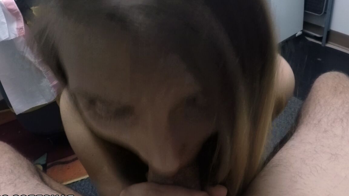 Das 21P-amerikanische Babe Layna Landry gibt einen fantastischen Blowjob, nachdem es ihre Titten gezeigt hat