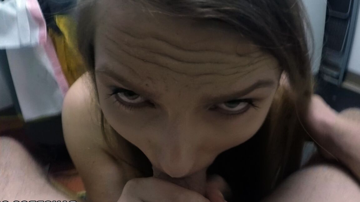 Das 21P-amerikanische Babe Layna Landry gibt einen fantastischen Blowjob, nachdem es ihre Titten gezeigt hat