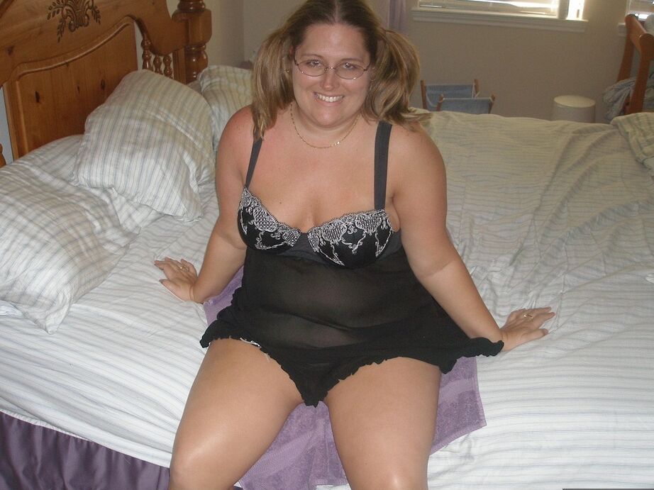 20P Amador BBW Gangbang Mamãe tem a buceta raspada antes de chupar um pau