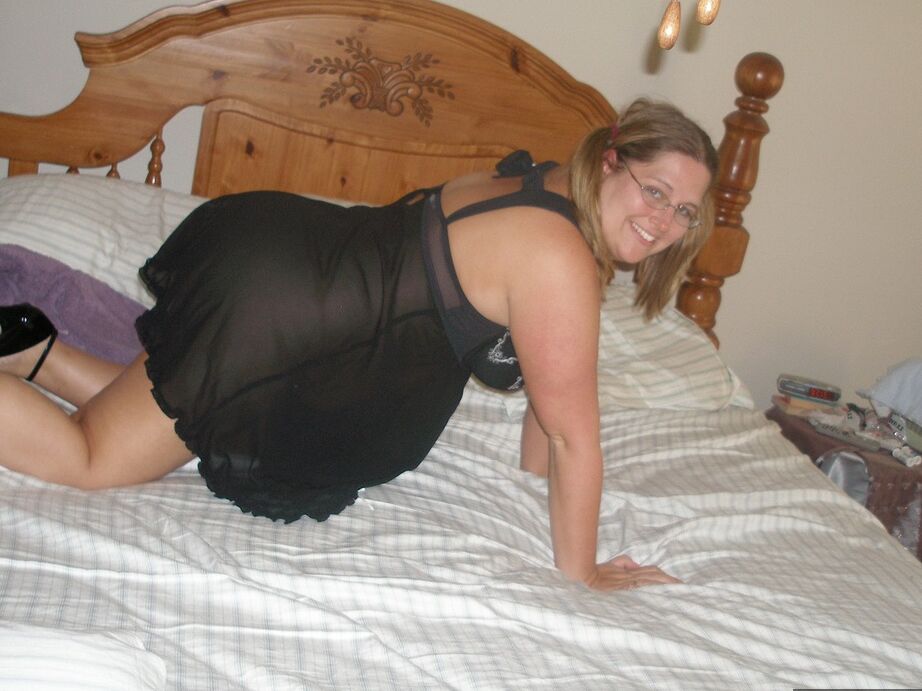 20P Amador BBW Gangbang Mamãe tem a buceta raspada antes de chupar um pau