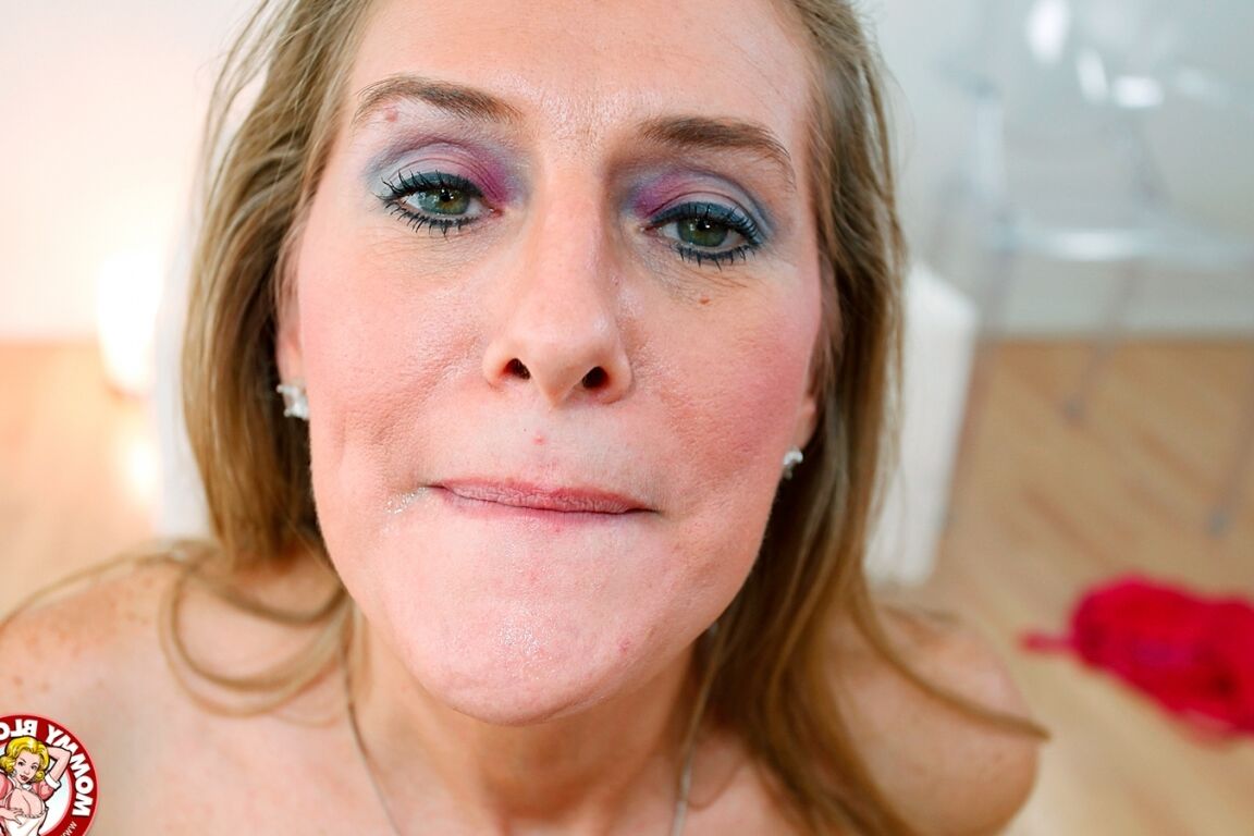 21P La hermosa MILF rubia Sara James hace una mamada POV caliente