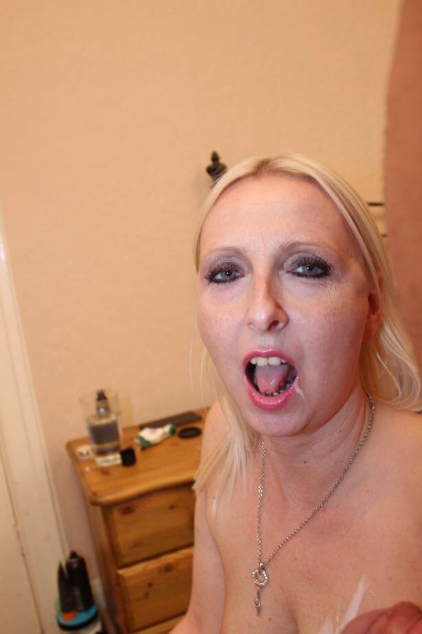 20P Rubia natural Tracey Lain lame un pene antes de tener sexo anal duro