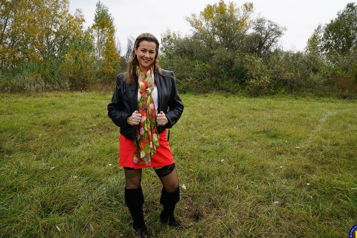 16P Avó tesão Eva Jayne fica com esperma no rosto depois de um gangbang em um campo