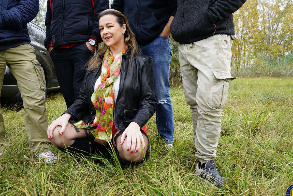 16P Avó tesão Eva Jayne fica com esperma no rosto depois de um gangbang em um campo
