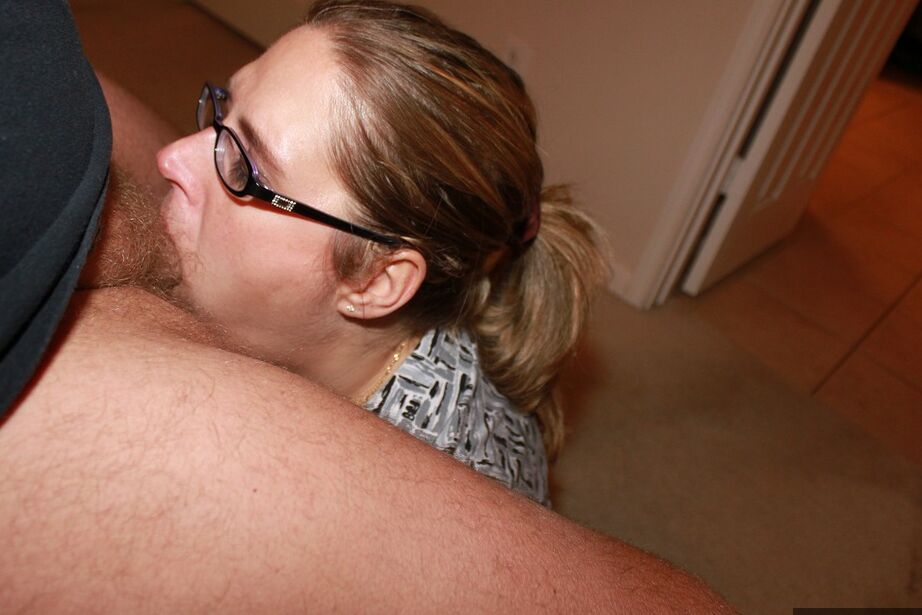 20P Chica amateur Gangbang Momma hace una mamada CFNM con gafas