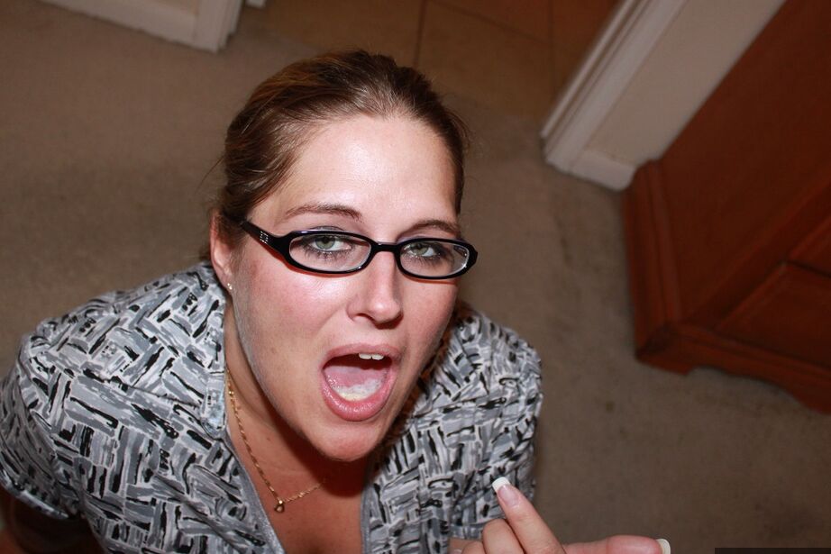 20P Chica amateur Gangbang Momma hace una mamada CFNM con gafas