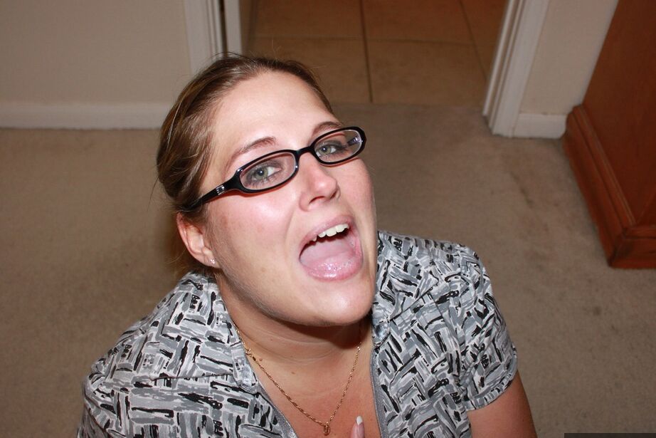 20P Chica amateur Gangbang Momma hace una mamada CFNM con gafas