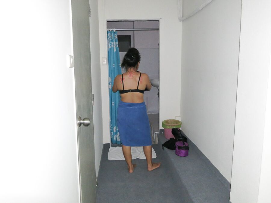 16P, une femme thaïlandaise garde son visage caché pendant qu'elle baise un touriste sexuel