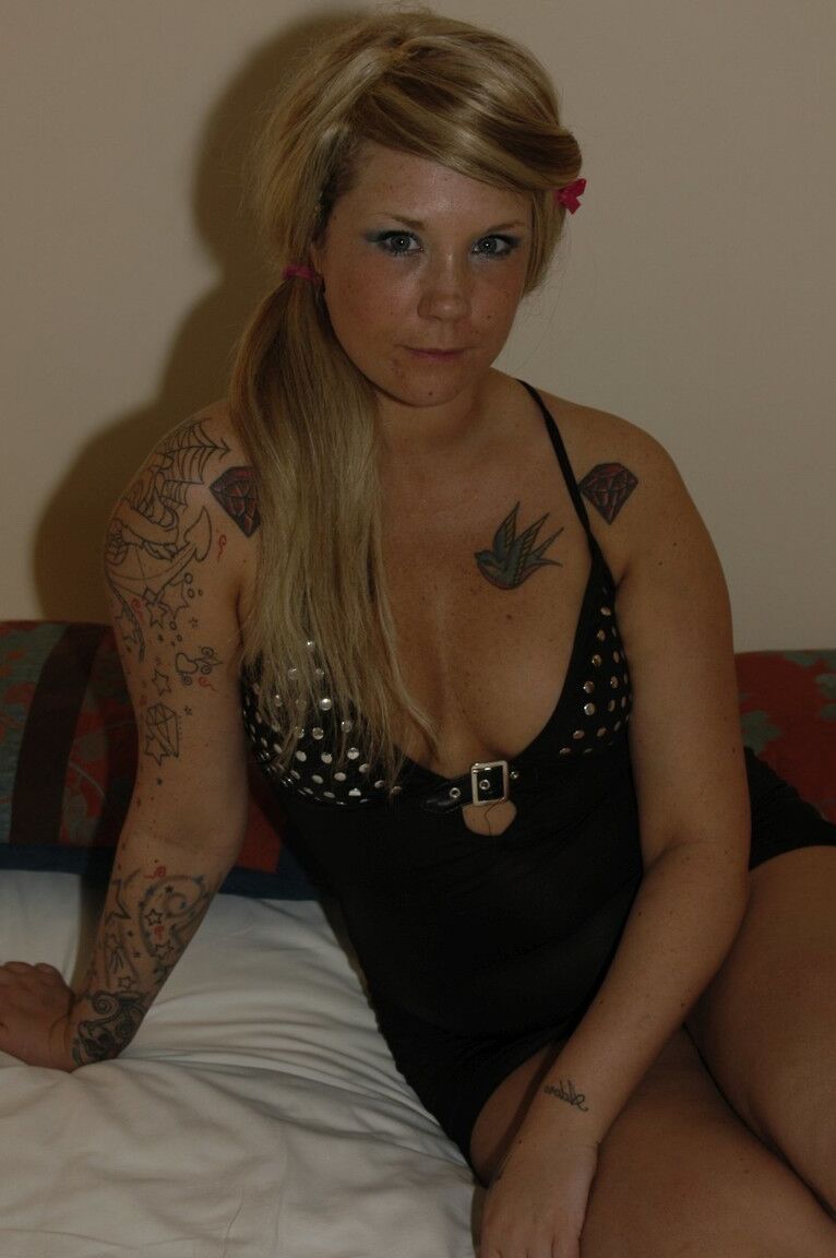 21P La rubia británica con tatuajes calientes Mandy Cinn disfruta de gruesos tratamientos faciales bukakke