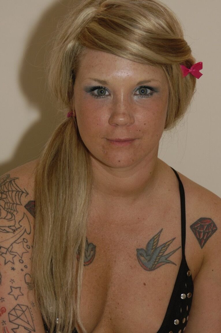 21P La rubia británica con tatuajes calientes Mandy Cinn disfruta de gruesos tratamientos faciales bukakke