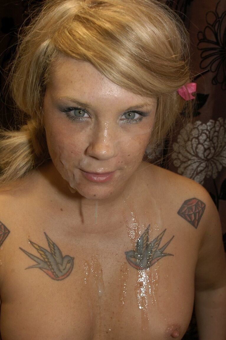21P La rubia británica con tatuajes calientes Mandy Cinn disfruta de gruesos tratamientos faciales bukakke