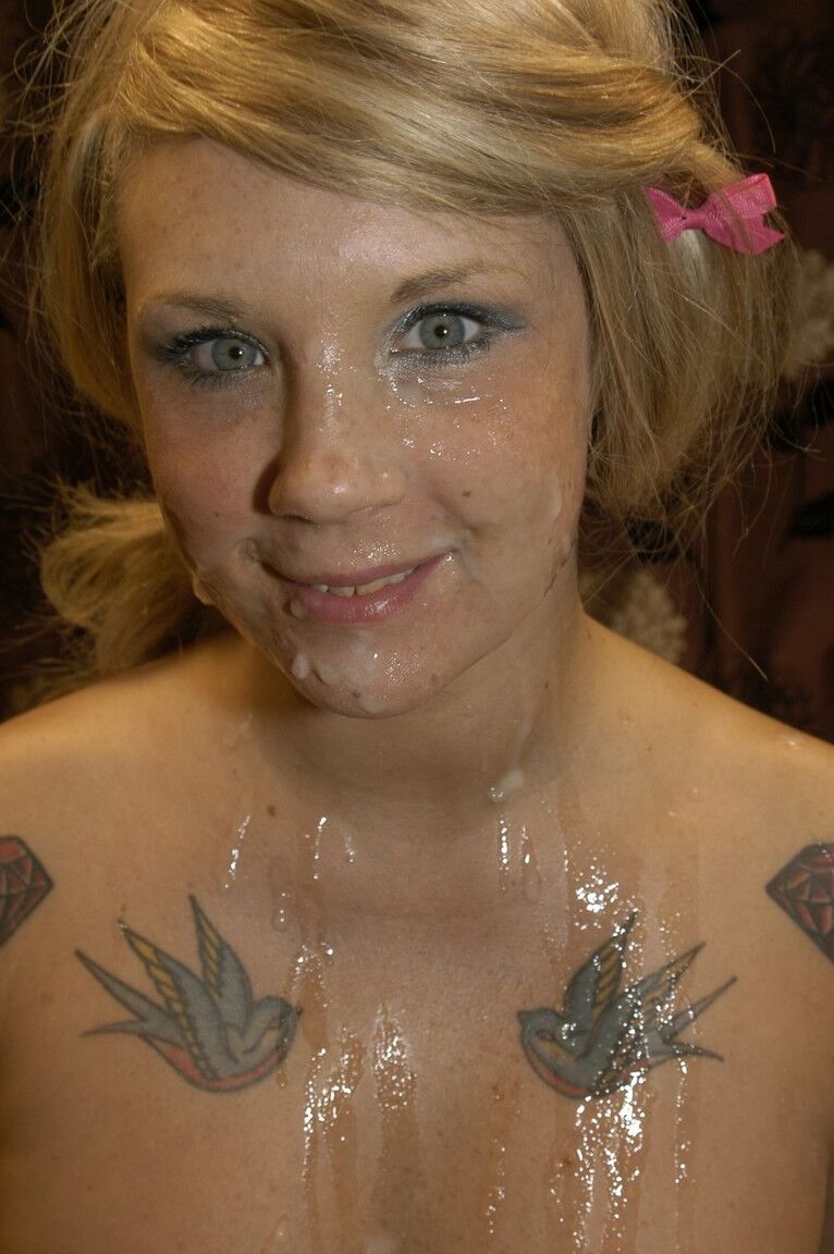 21P La rubia británica con tatuajes calientes Mandy Cinn disfruta de gruesos tratamientos faciales bukakke