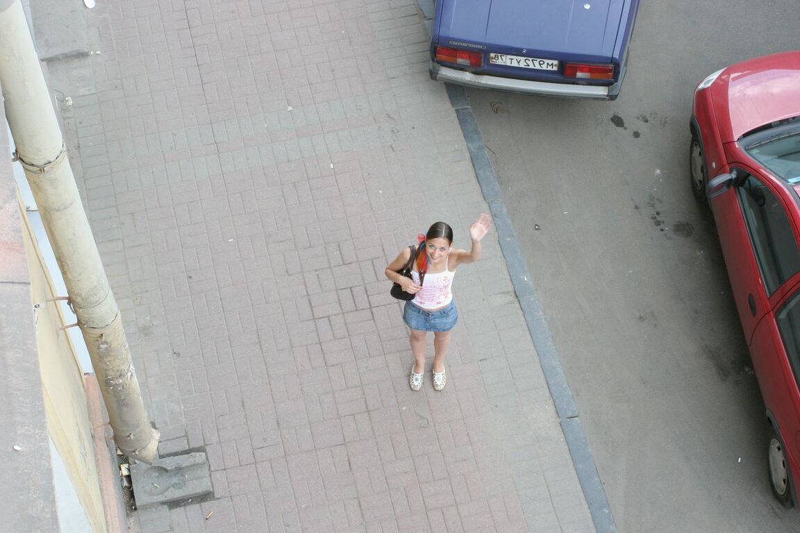 21P Teen im Jeansrock Marusia lässt sich bei einem Amateur-Dreier in ihre rosa Löcher eindringen