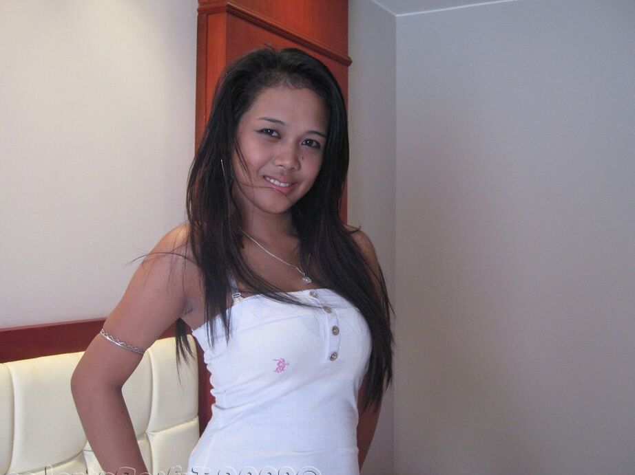 20P Amadora asiática sexy com grandes mamilos escuros se espalhando nua na cama