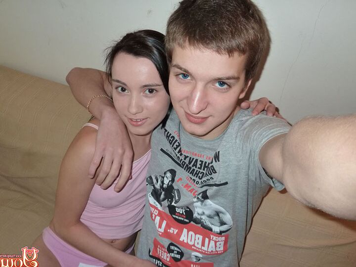 16P Junges Paar macht Selfies vor Oral- und Vaginalsex auf einem Bett