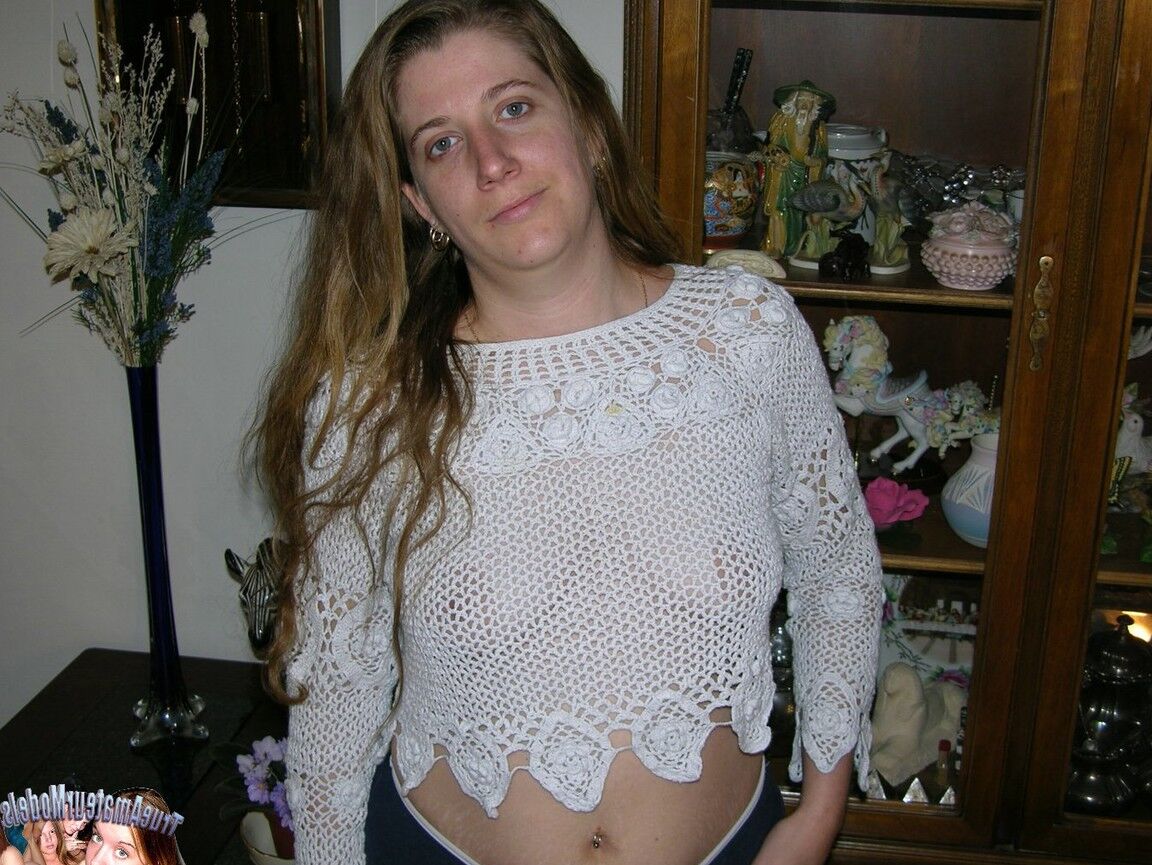 17P Dona de casa gordinha dando uma gozada no regalo aparado depois do sexo na cama