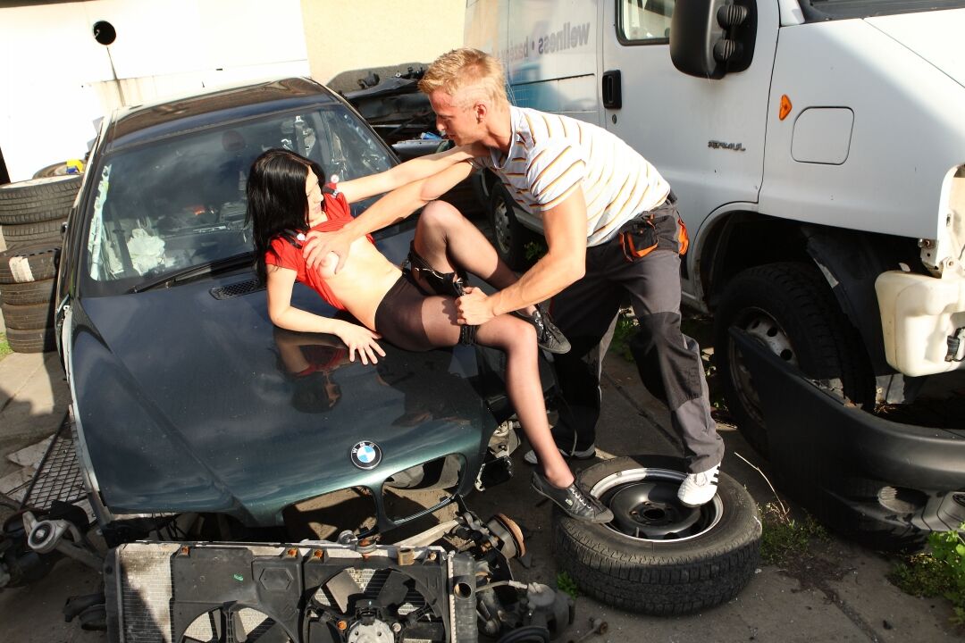 21P Die zierliche brünette Teenagerin Olga wird auf der Motorhaube ihres Autos gefickt