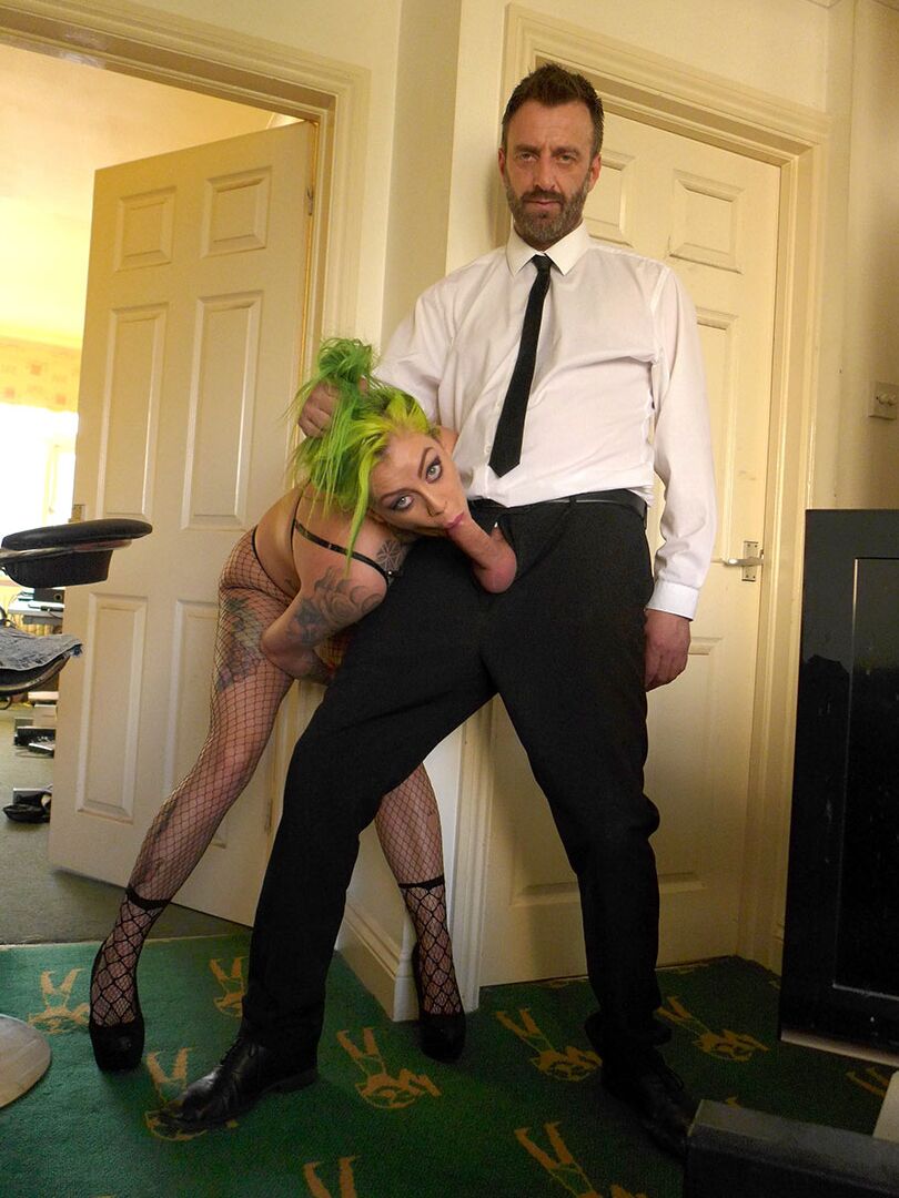 12P Garota punk com cabelo tingido Phoenix Madina cavalga por cima durante sexo anal