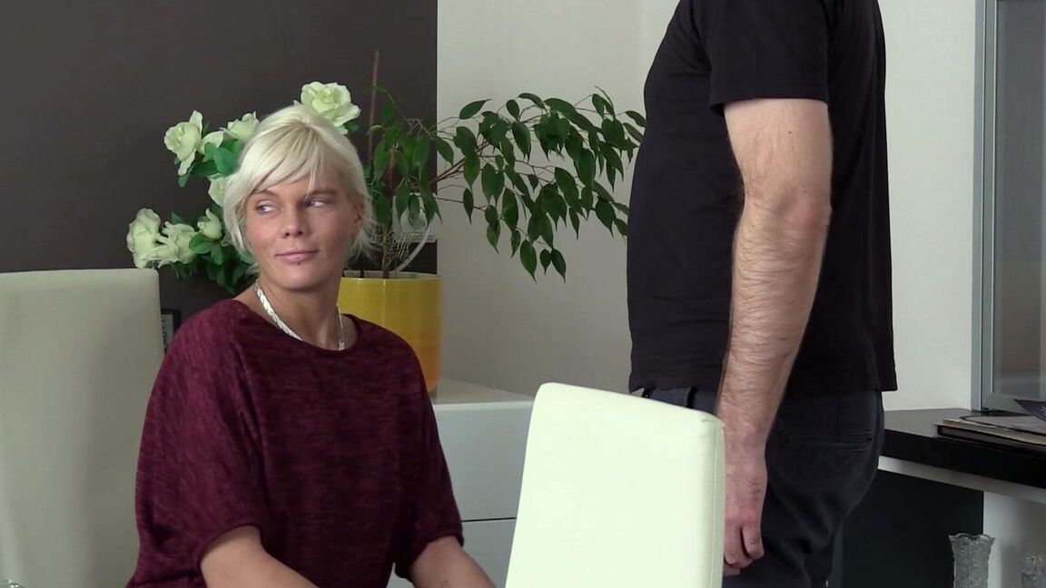 16P A adolescente loira platinada Stacy Lou sopra bolhas de esperma depois do sexo com seu antigo tutor