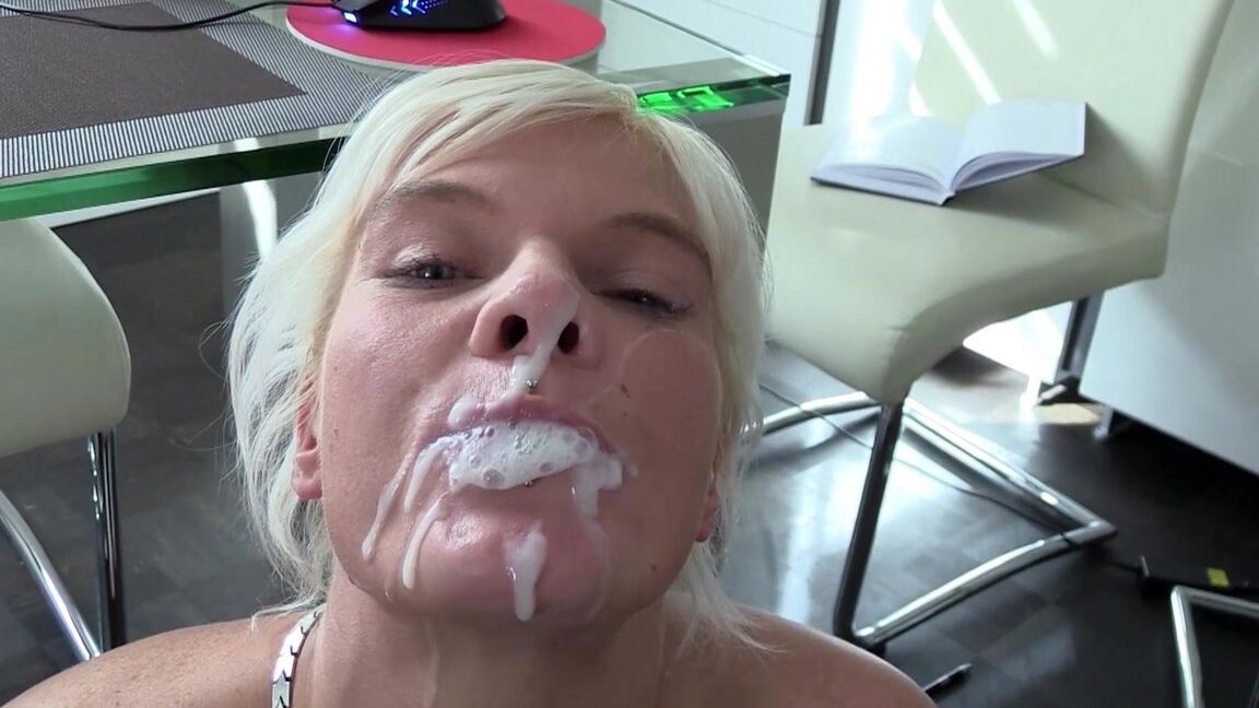 16P A adolescente loira platinada Stacy Lou sopra bolhas de esperma depois do sexo com seu antigo tutor