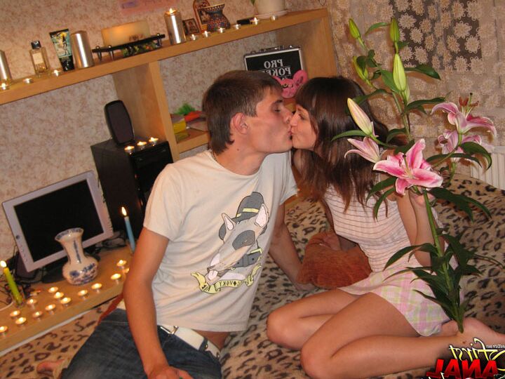 16P Pareja de adolescentes tiene relaciones sexuales en una cama después de encender velas