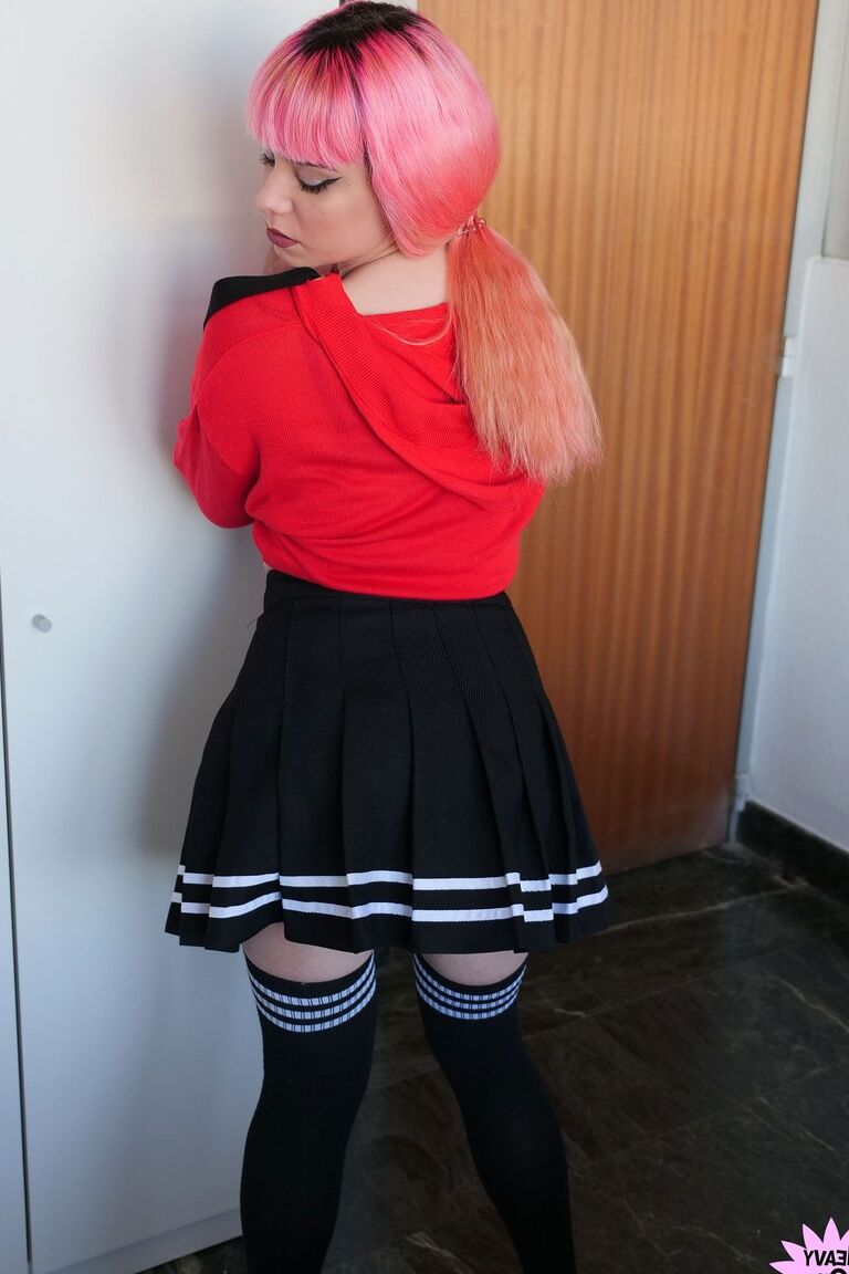 21P La pom-pom girl chaude Pink Charlotte montre sa chatte gonflée par derrière