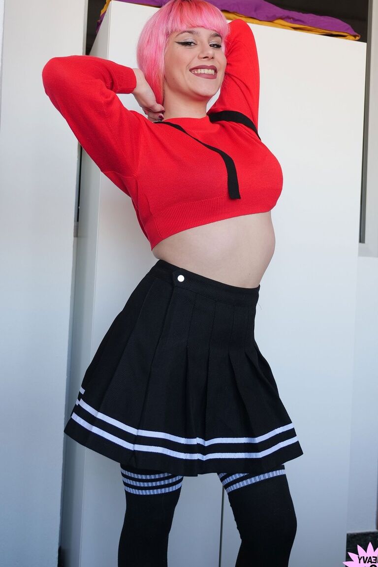 21P La pom-pom girl chaude Pink Charlotte montre sa chatte gonflée par derrière