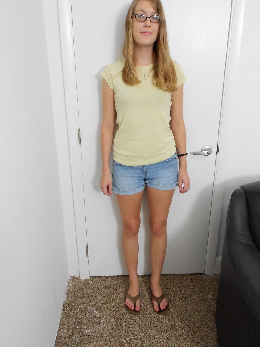 19P La sexy adolescente Amber mostrando sus pequeñas tetas