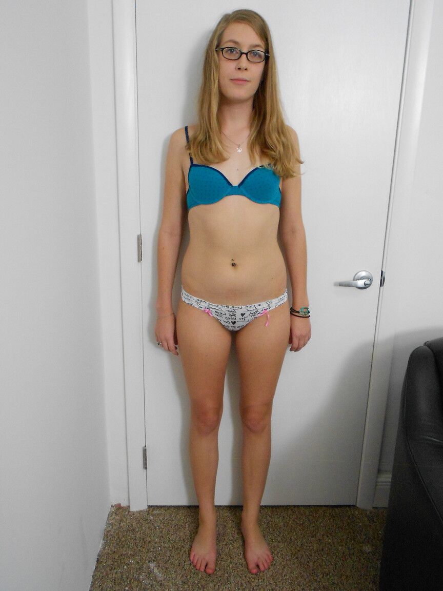 19P La sexy adolescente Amber mostrando sus pequeñas tetas