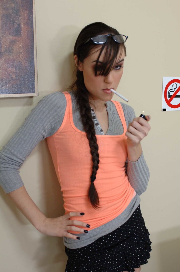 19P La colegiala Sasha Grey se folla a su profesor después de que la pillen fumando