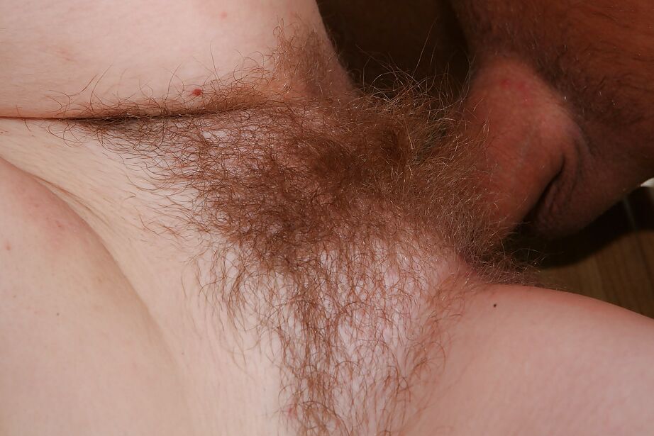 16P Elegiya, jeune petite amie amateur, prend une éjaculation sur une chatte poilue