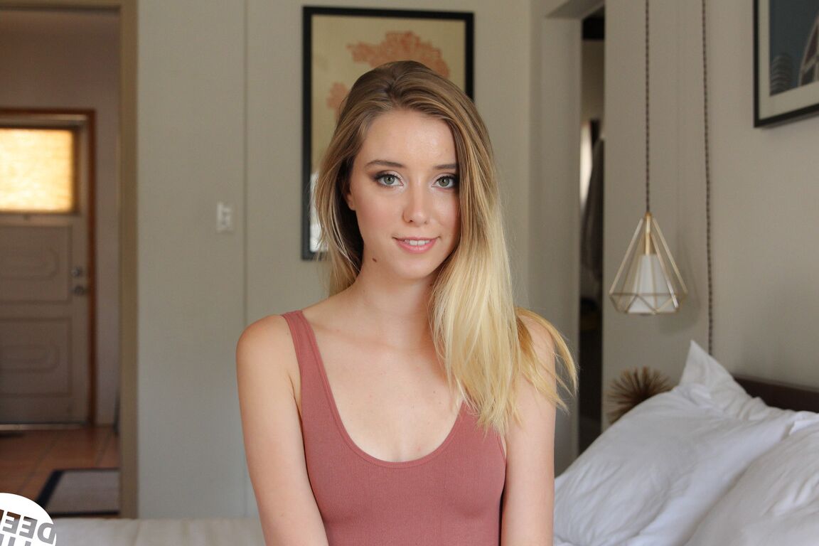 20P A loira Foxy Haley Reed tem sua buceta gorda e rosa fodida por um grande galo branco