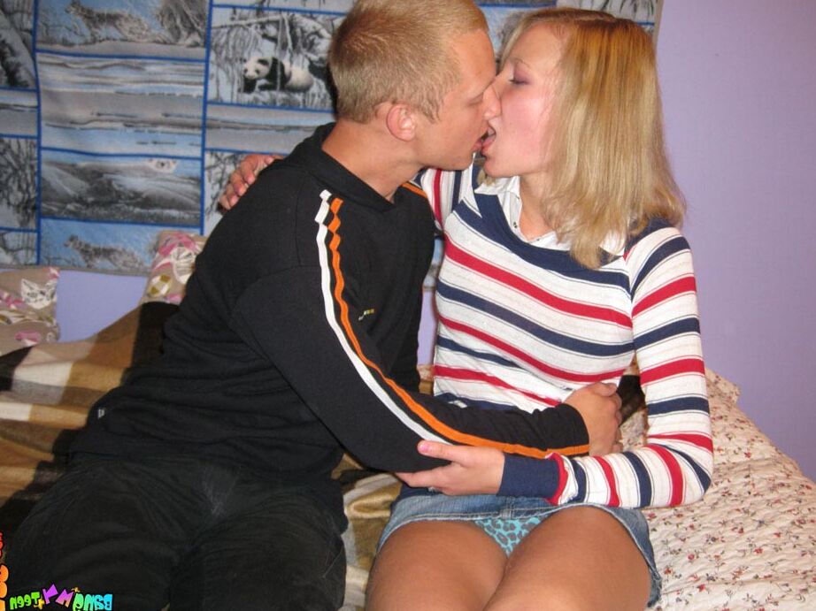 15P Une jeune blonde et son copain se déshabillent avant le sexe anal
