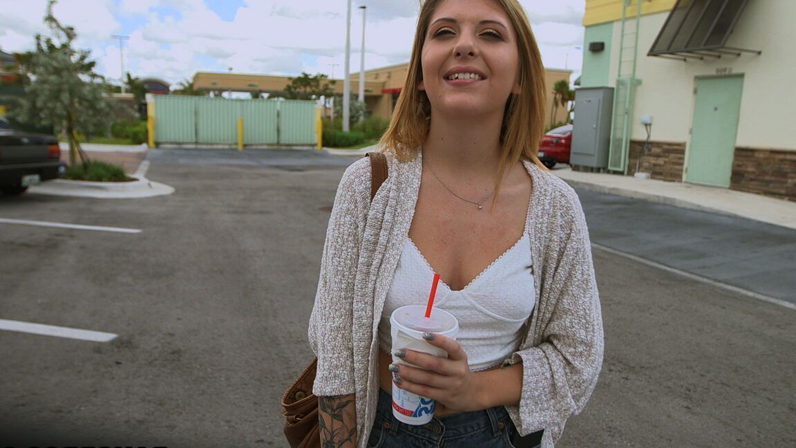 21P A adolescente caroneira Kelly Greene gosta de uma foda hardcore com um estranho em seu carro