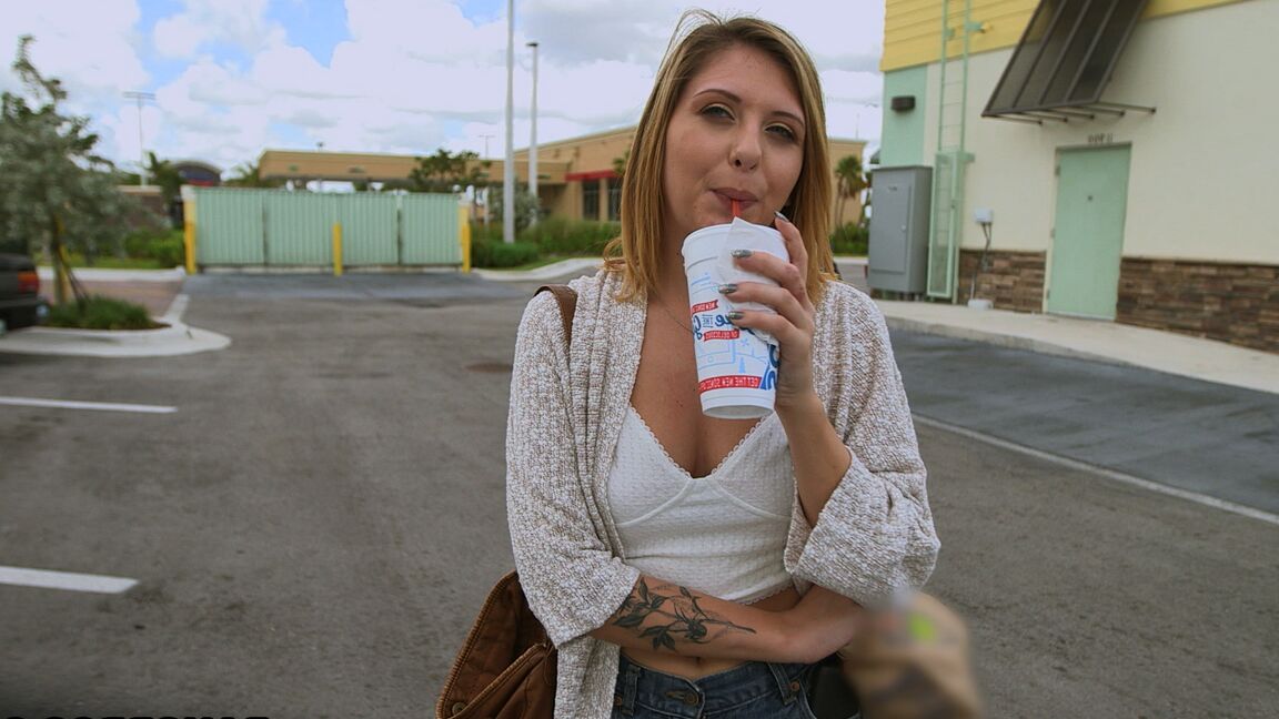 21P A adolescente caroneira Kelly Greene gosta de uma foda hardcore com um estranho em seu carro