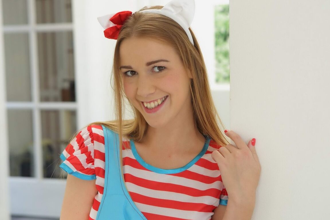16P A jovem Dominika consome esperma de um copo durante uma foda forte